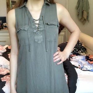 Green long sleeveless shirt